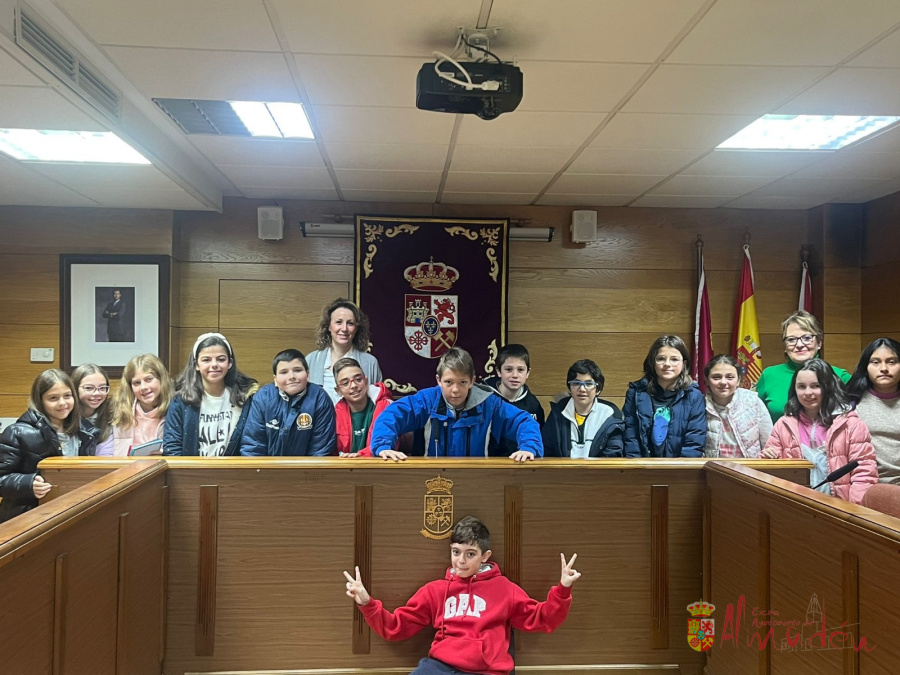 Los alumnos de los colegios locales celebran el Día de la Constitución con visita al Ayuntamiento