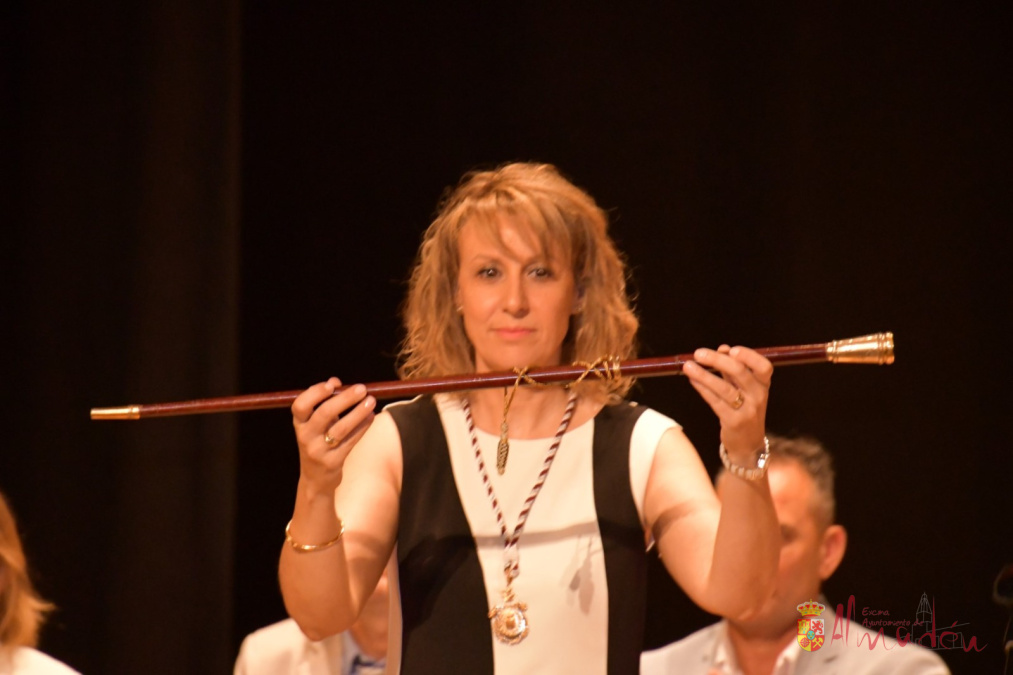 Raquel Jurado asume el cargo de alcaldesa en la toma de posesión del nuevo equipo de gobierno de Almadén