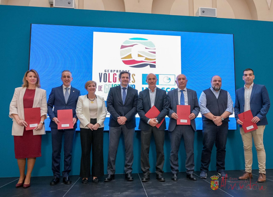 La alcaldesa de Almadén firma los primeros convenios del Plan de Sostenibilidad Turística del Geoparque Volcanes de Calatrava